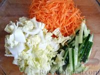 Фото приготовления рецепта: Овощной салат с жареным куриным филе и кунжутом - шаг №2