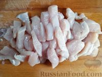 Фото приготовления рецепта: Овощной салат с жареным куриным филе и кунжутом - шаг №5