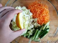 Фото приготовления рецепта: Овощной салат с жареным куриным филе и кунжутом - шаг №3