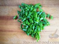 Фото приготовления рецепта: Овощной салат с жареным куриным филе и кунжутом - шаг №9