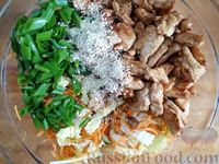 Фото приготовления рецепта: Овощной салат с жареным куриным филе и кунжутом - шаг №10