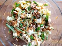 Фото приготовления рецепта: Овощной салат с жареным куриным филе и кунжутом - шаг №11