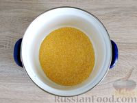 Фото приготовления рецепта: Суп с кукурузной крупой и варёными яйцами - шаг №2