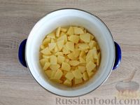 Фото приготовления рецепта: Суп с кукурузной крупой и варёными яйцами - шаг №3