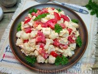 Фото приготовления рецепта: Салат с курицей, помидорами и цветной капустой - шаг №12
