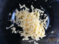 Фото приготовления рецепта: Тарт-перевёртыш из рубленого теста, с пряным карамелизованным луком и арахисом - шаг №13