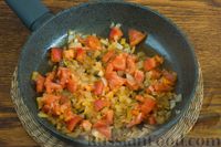 Фото приготовления рецепта: Овсяная каша с помидорами и луком - шаг №5
