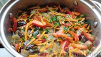 Фото приготовления рецепта: Маринованные баклажаны с морковью и сладким перцем - шаг №14