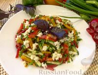 Фото к рецепту: Салат из помидоров и огурцов с перцем и брынзой