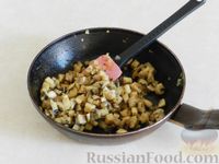 Фото приготовления рецепта: Слоёный салат с шампиньонами и копчёной курицей - шаг №6