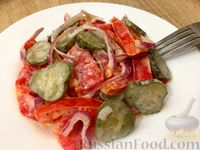 Фото к рецепту: Салат из соленых огурцов и свежих помидоров