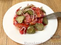 Фото приготовления рецепта: Салат из соленых огурцов и свежих помидоров - шаг №10