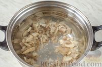 Фото приготовления рецепта: Гречневый суп с фрикадельками и грибами - шаг №3