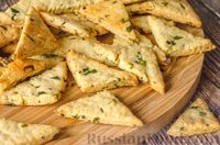 Фото к рецепту: Сырное печенье "Треугольники" с зеленью и чесноком