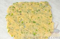 Фото приготовления рецепта: Сырное печенье "Треугольники" с зеленью и чесноком - шаг №13