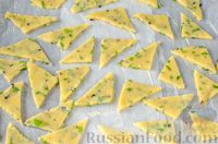 Фото приготовления рецепта: Сырное печенье "Треугольники" с зеленью и чесноком - шаг №14