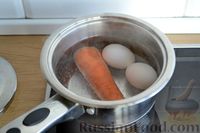 Фото приготовления рецепта: Рыбный салат с рисом, морковью и огурцом - шаг №4