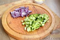 Фото приготовления рецепта: Рыбный салат с рисом, морковью и огурцом - шаг №5
