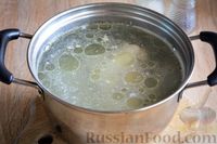 Фото приготовления рецепта: Гречневый суп с курицей и помидорами - шаг №2