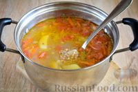 Фото приготовления рецепта: Гречневый суп с курицей и помидорами - шаг №13