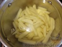 Фото приготовления рецепта: Суп с куриными фрикадельками и кабачковой "лапшой" - шаг №5
