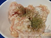 Фото приготовления рецепта: Суп с куриными фрикадельками и кабачковой "лапшой" - шаг №6