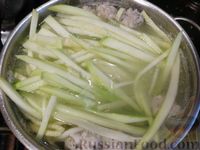 Фото приготовления рецепта: Суп с куриными фрикадельками и кабачковой "лапшой" - шаг №10