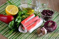 Фото приготовления рецепта: Салат из крабовых палочек с фасолью и сладким перцем - шаг №1