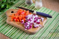 Фото приготовления рецепта: Салат из крабовых палочек с фасолью и сладким перцем - шаг №3