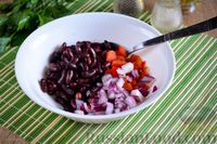 Фото приготовления рецепта: Салат из крабовых палочек с фасолью и сладким перцем - шаг №4