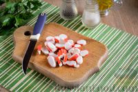 Фото приготовления рецепта: Салат из крабовых палочек с фасолью и сладким перцем - шаг №5