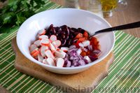 Фото приготовления рецепта: Салат из крабовых палочек с фасолью и сладким перцем - шаг №6