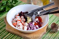 Фото приготовления рецепта: Салат из крабовых палочек с фасолью и сладким перцем - шаг №7