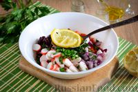 Фото приготовления рецепта: Салат из крабовых палочек с фасолью и сладким перцем - шаг №8