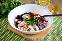 Фото приготовления рецепта: Салат из крабовых палочек с фасолью и сладким перцем - шаг №9