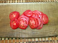 Фото приготовления рецепта: Вафельный бризоль с колбасой, помидорами и сыром - шаг №4