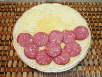 Фото приготовления рецепта: Вафельный бризоль с колбасой, помидорами и сыром - шаг №9