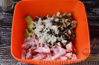 Фото приготовления рецепта: Салат с ветчиной, маринованными шампиньонами и огурцами - шаг №4