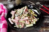 Фото приготовления рецепта: Салат с ветчиной, маринованными шампиньонами и огурцами - шаг №7