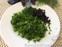 Фото приготовления рецепта: Салат из помидоров и огурцов с перцем и брынзой - шаг №5