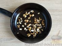 Фото приготовления рецепта: Омлет с грибами на слоёном тесте (в духовке) - шаг №7