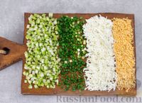 Фото приготовления рецепта: Картофельный салат с сельдереем и яйцами - шаг №4