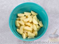 Фото приготовления рецепта: Картофельный салат с сельдереем и яйцами - шаг №7