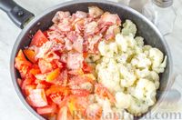Фото приготовления рецепта: Цветная капуста, тушенная с беконом и помидорами, под сыром - шаг №11