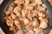 Фото приготовления рецепта: Куриная печень, тушенная со сладким перцем, в сметане - шаг №4