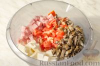Фото приготовления рецепта: Салат с вешенками, ветчиной и сыром фета - шаг №7