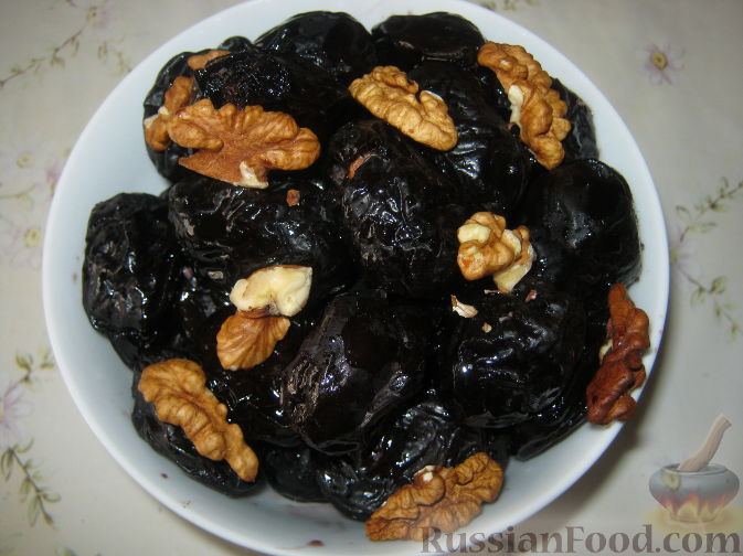 Чернослив фаршированный грецкими орехами в сметане, рецепт с фото.