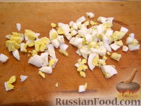 Фото приготовления рецепта: Кальмары, фаршированные крабовым салатом - шаг №2