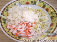 Фото приготовления рецепта: Кальмары, фаршированные крабовым салатом - шаг №4