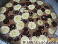 Фото приготовления рецепта: Постный шоколадный пирог с вишнями и бананом - шаг №7